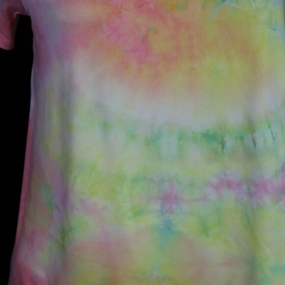 WHITE BIRCH V-NECK LADDER FRONT TEE GREEN PINK YELLOW TIE DYE SS TOP SIZE S NWOT - Picture 6 of 9
